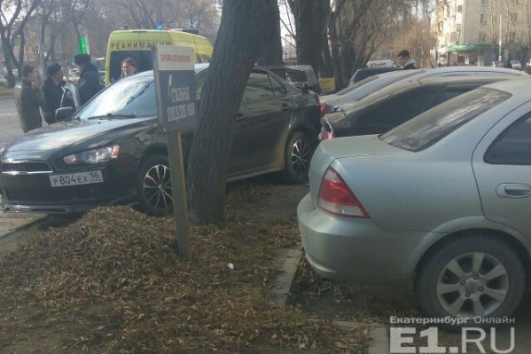 Mitsubishi вылетел с дороги на припаркованные авто.
Mitsubishi вылетел с дороги на припаркованные авто.