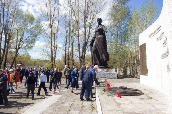 Возле отмытого памятника прошёл митинг: собрались заводчане Возле отмытого памятника прошёл митинг: собрались заводчане
