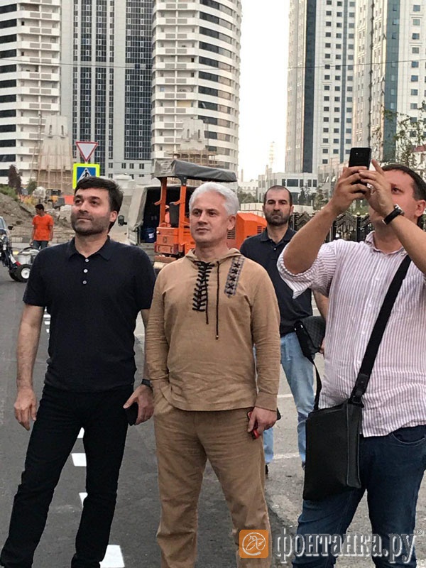 мэр города Грозный Муслим Хучиев (в центре)