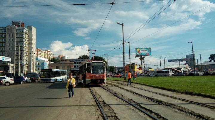 У центрального рынка Перми встали трамваи