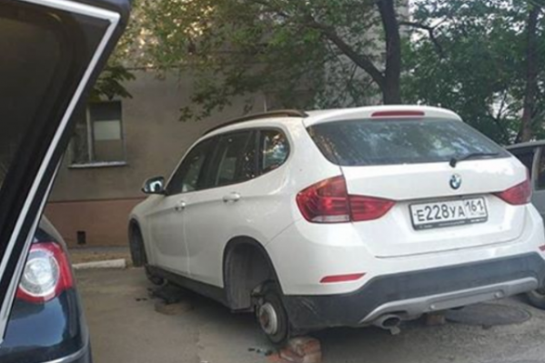 Автоворы поставили иномарку на кирпичи Автоворы поставили иномарку на кирпичи