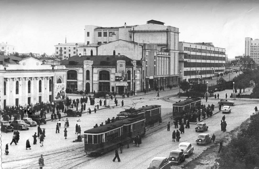 Узнаёте? Всё тот же перекрёсток Ленина и Карла Либкнехта. Слева «Колизей», на другой стороне улицы Театр музкомедии, дальше Дом печати. Узнаёте? Всё тот же перекрёсток Ленина и Карла Либкнехта. Слева «Колизей», на другой стороне улицы Театр музкомедии, дальше Дом печати.
