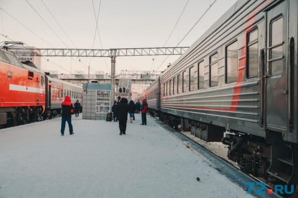 Пока пассажиры пользуются советским мостом, который не оборудован лифтами Пока пассажиры пользуются советским мостом, который не оборудован лифтами