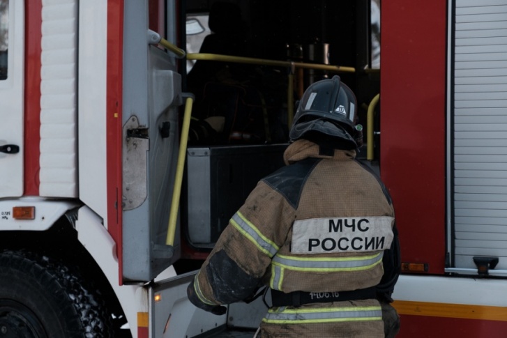 Пожарные потушили дом и обнаружили мертвого мужчину Пожарные потушили дом и обнаружили мертвого мужчину