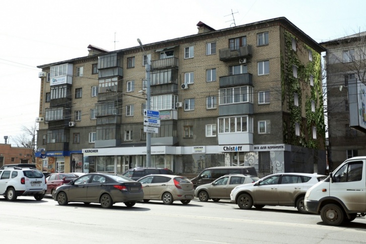 Зелёными лианами планируют украсить торец дома № 26 на Свердловском проспекте