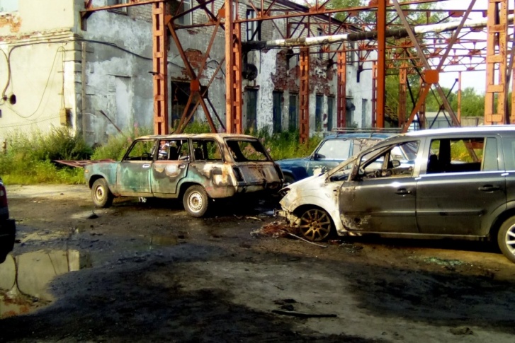 Три пожарных расчета занимались тушением огня Три пожарных расчета занимались тушением огня