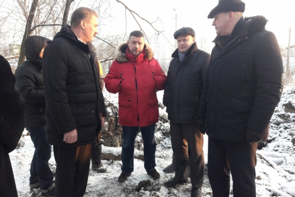 Эдуард Смелов (в центре) и чиновники из администрации на выезде Эдуард Смелов (в центре) и чиновники из администрации на выезде