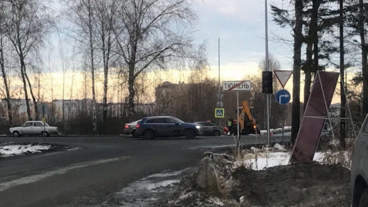 На аварийном участке Червишевского тракта установили светофор