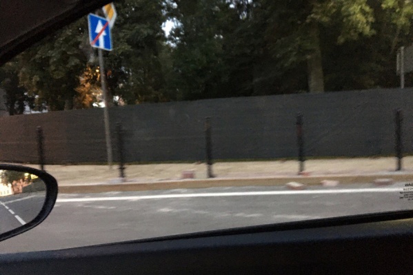 Сквер скрыли за железным забором Сквер скрыли за железным забором