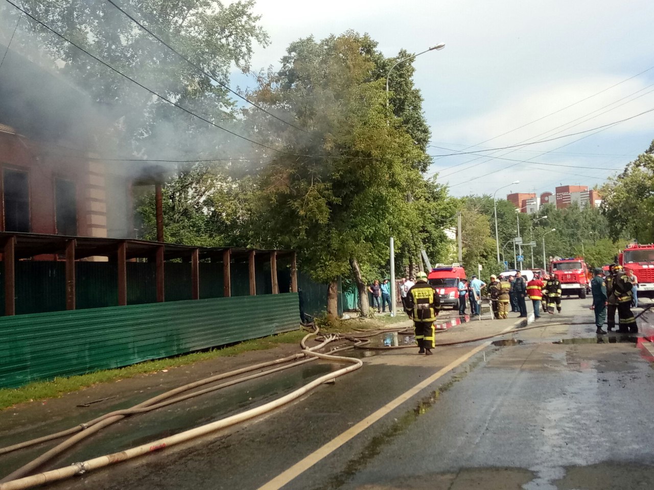 Тушить памятник архитектуры приехали 15 подразделений Тушить памятник архитектуры приехали 15 подразделений