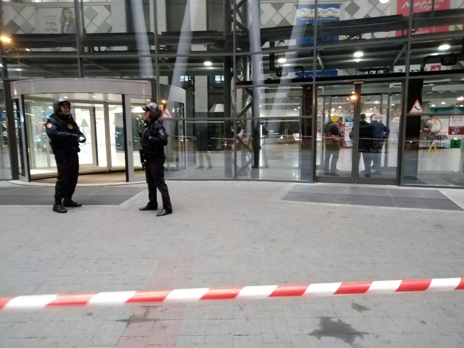 В торговых центрах Челябинска людей в форме было больше, чем посетителей В торговых центрах Челябинска людей в форме было больше, чем посетителей