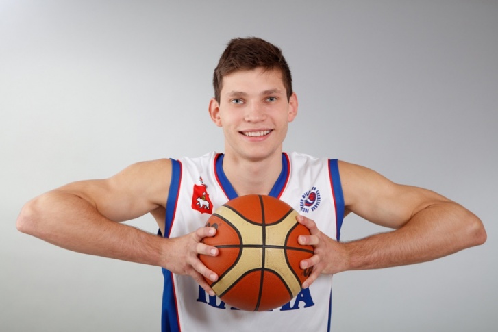 Иван стал самым молодым знаменитым пермским игроком в баскетбол — сейчас ему всего 22 года, а он уже в сборной России