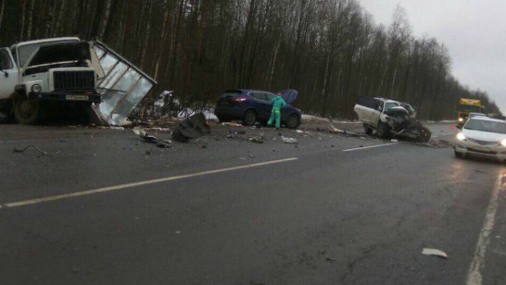 Тройное ДТП на трассе Ярославль — Кострома: погиб водитель внедорожника Land Cruiser