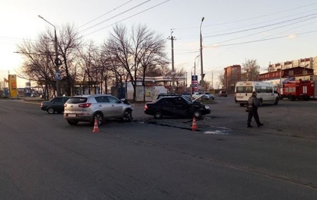 В Тольятти дама на «Приоре» спровоцировала ДТП на перекрестке, пострадал 10-летний мальчик