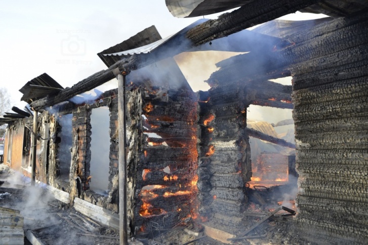 Семья Окуловых с 14 детьми осталась без крова после того, как ее дом сгорел