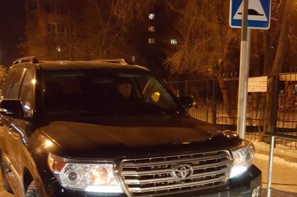По словам предпринимателя, он попросил своего водителя подъехать поближе ко входу в детский сад, чтобы погрузить сломанный обогреватель По словам предпринимателя, он попросил своего водителя подъехать поближе ко входу в детский сад, чтобы погрузить сломанный обогреватель