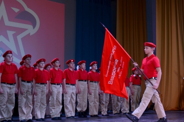Новобранцам передали флаг юнармии Новобранцам передали флаг юнармии