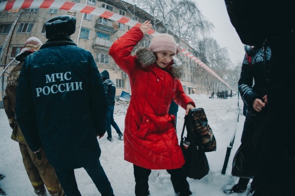 На демонтаж нависающей кровли уйдет два дня. Это время жильцы проведут в гостинице «Колос» На демонтаж нависающей кровли уйдет два дня. Это время жильцы проведут в гостинице «Колос»
