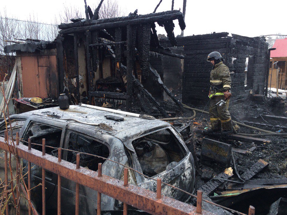 Огонь не пощадил ничего: дом, гараж и машина превратились в руины