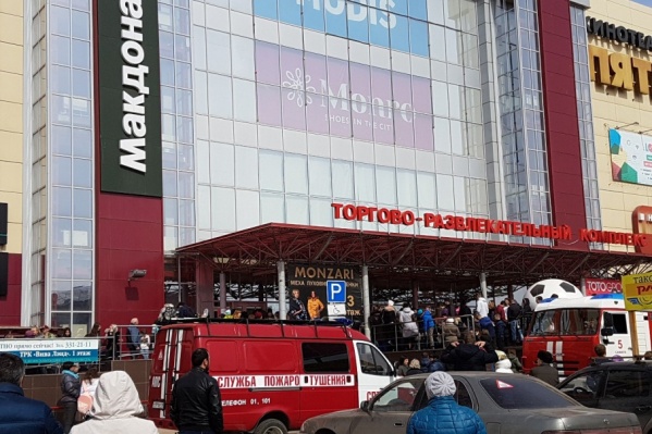 Приехавшие на место происшествия пожарные обследовали здание Приехавшие на место происшествия пожарные обследовали здание