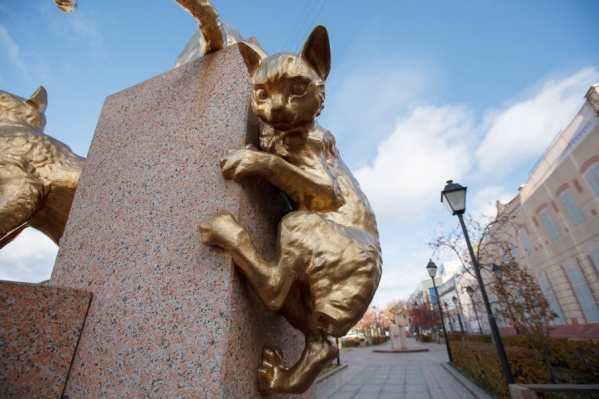 Памятники архитектуры, расположенные за сквером Сибирских кошек, находятся в частной собственности Памятники архитектуры, расположенные за сквером Сибирских кошек, находятся в частной собственности