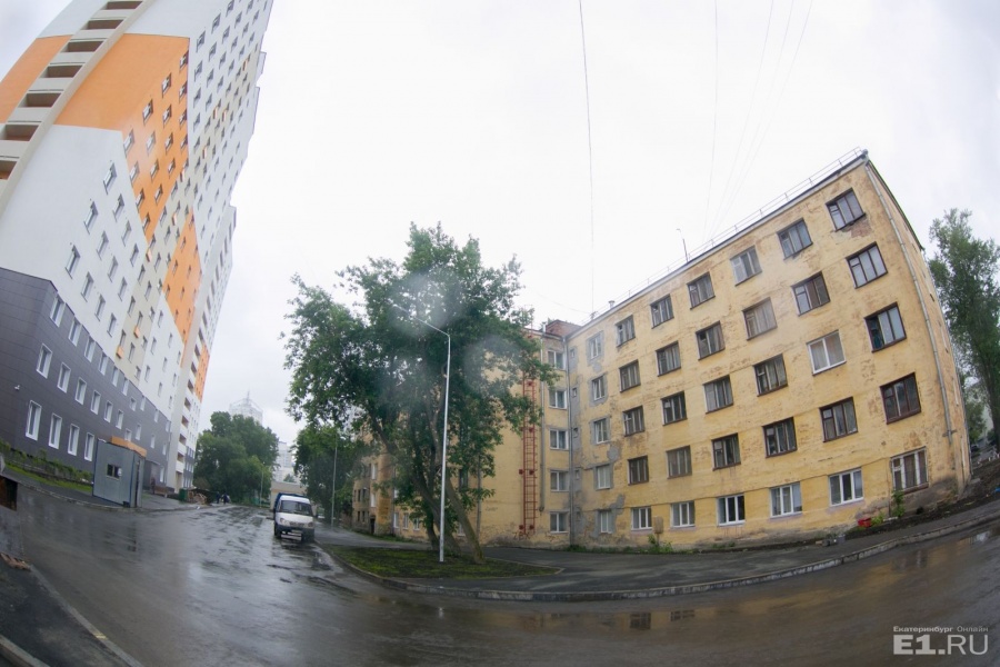Рядом стоит новая общага.
Рядом стоит новая общага.