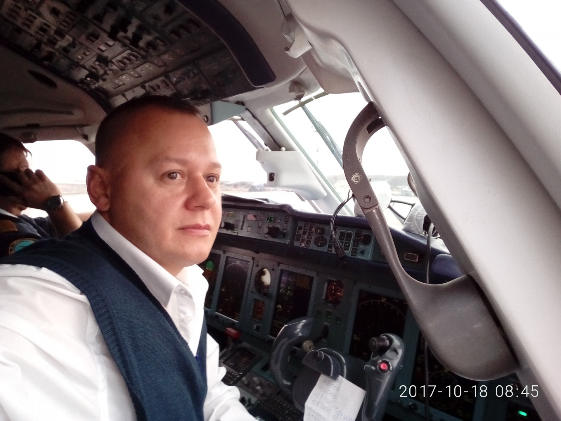 Второй пилот Сергей Гамбарян минувшей осенью сделал селфи в ожидании взлёта Второй пилот Сергей Гамбарян минувшей осенью сделал селфи в ожидании взлёта