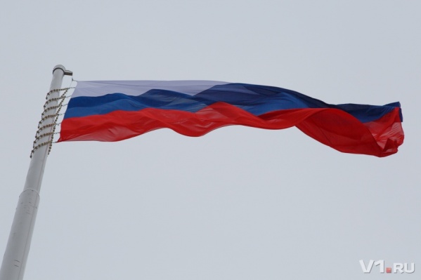 Гигантский триколор реял сегодня над Волгоградом не более часа Гигантский триколор реял сегодня над Волгоградом не более часа