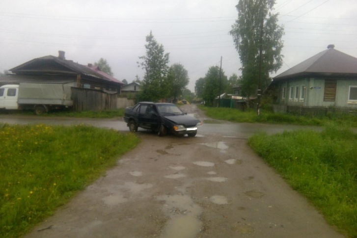 Водитель ВАЗ-2115 съехал в кювет в Добрянке. В результате аварии пострадал пассажир