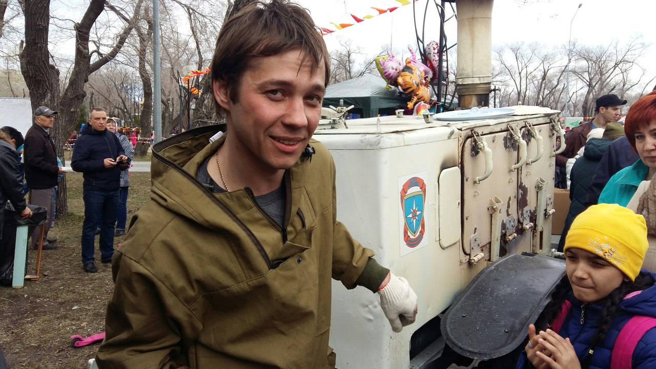 Виктор помогает раздавать кашу в сквере Комсомольский Виктор помогает раздавать кашу в сквере Комсомольский