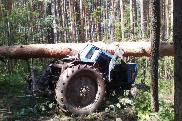 Кабина трактора, в котором находился мужчина, была полностью смята Кабина трактора, в котором находился мужчина, была полностью смята