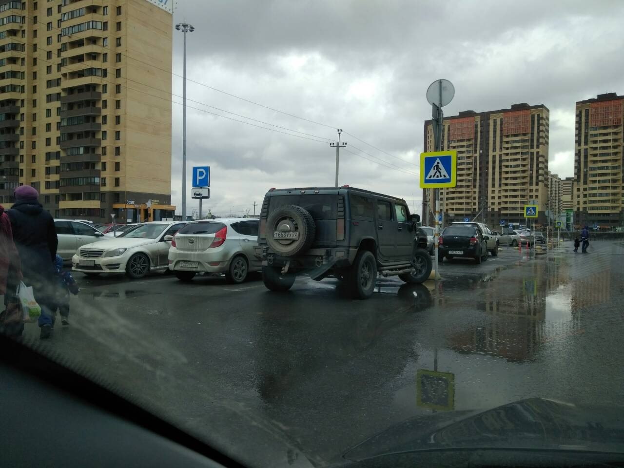 Парковка у ТРЦ «Сити Молл» Парковка у ТРЦ «Сити Молл»