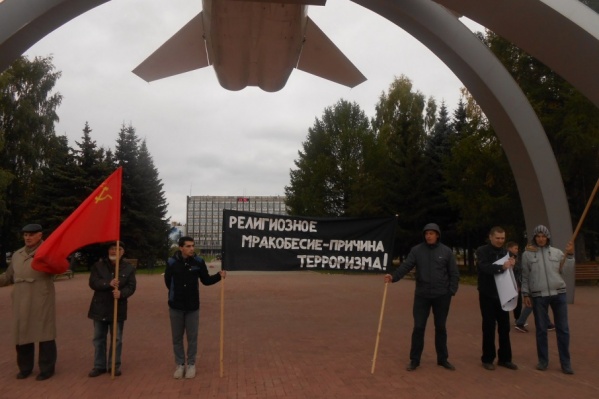 К концу пикета полицейские попросили убрать один из плакатов К концу пикета полицейские попросили убрать один из плакатов