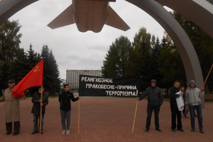 К концу пикета полицейские попросили убрать один из плакатов К концу пикета полицейские попросили убрать один из плакатов