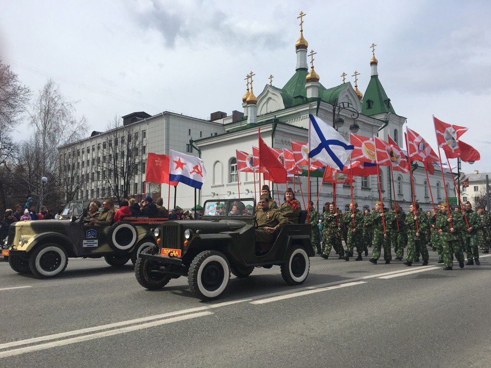 Обещанного синоптиками дождя пока нет. Только лёгкий ветерок, красиво развевающий полотна флагов Обещанного синоптиками дождя пока нет. Только лёгкий ветерок, красиво развевающий полотна флагов