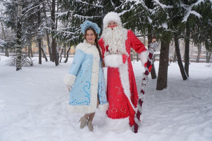 Елена Руссу в образе Снегурочки-веселушки с настоящей косой и её напарник – Дед