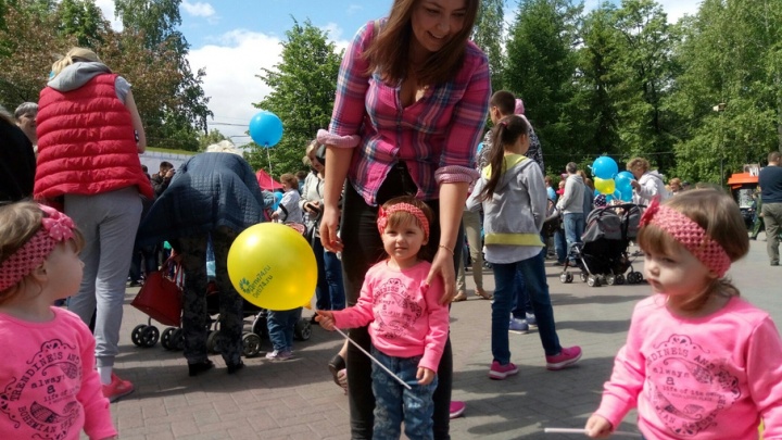 Троится в глазах: в Челябинске прошел фестиваль близнецов