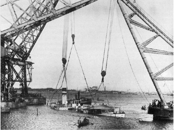 подъем "Буревестника"//предоставлено издательством "Красный матрос"