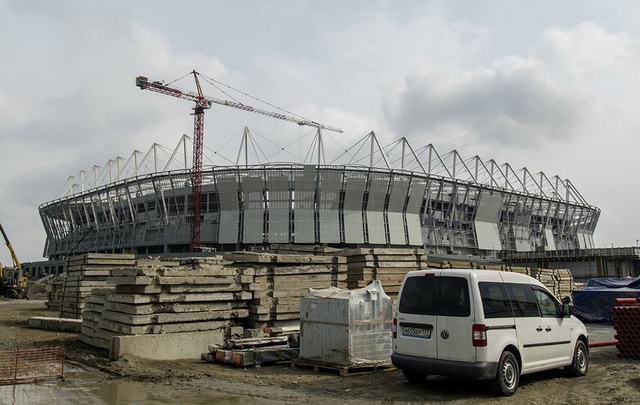 На «Ростов-Арене» идет укладка щебеночного основания футбольного поля