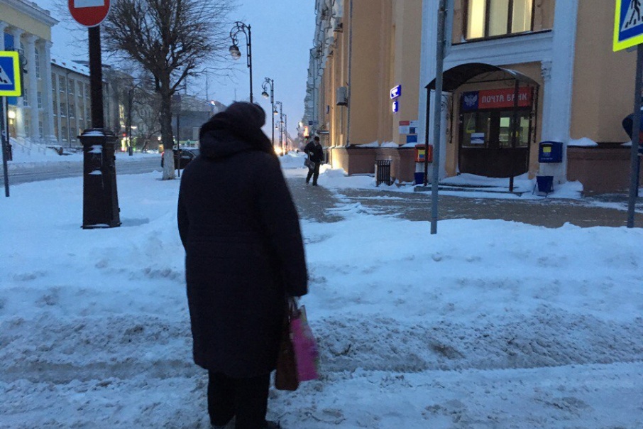 У женщины болят ноги, поэтому сегодня утром ей пришлось нелегко У женщины болят ноги, поэтому сегодня утром ей пришлось нелегко