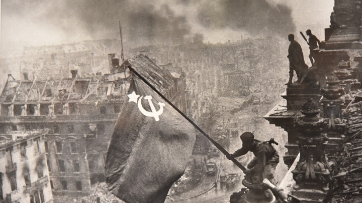Знамя над Рейхстагом: челябинцам покажут самые известные фотографии Победы