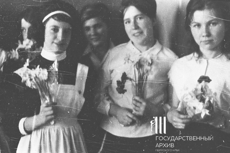 Собрание в школе №9, посвящённое последнему звонку, 1966 год Собрание в школе №9, посвящённое последнему звонку, 1966 год