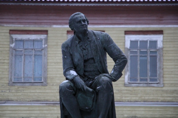 Памятник Ломоносову на его малой родине