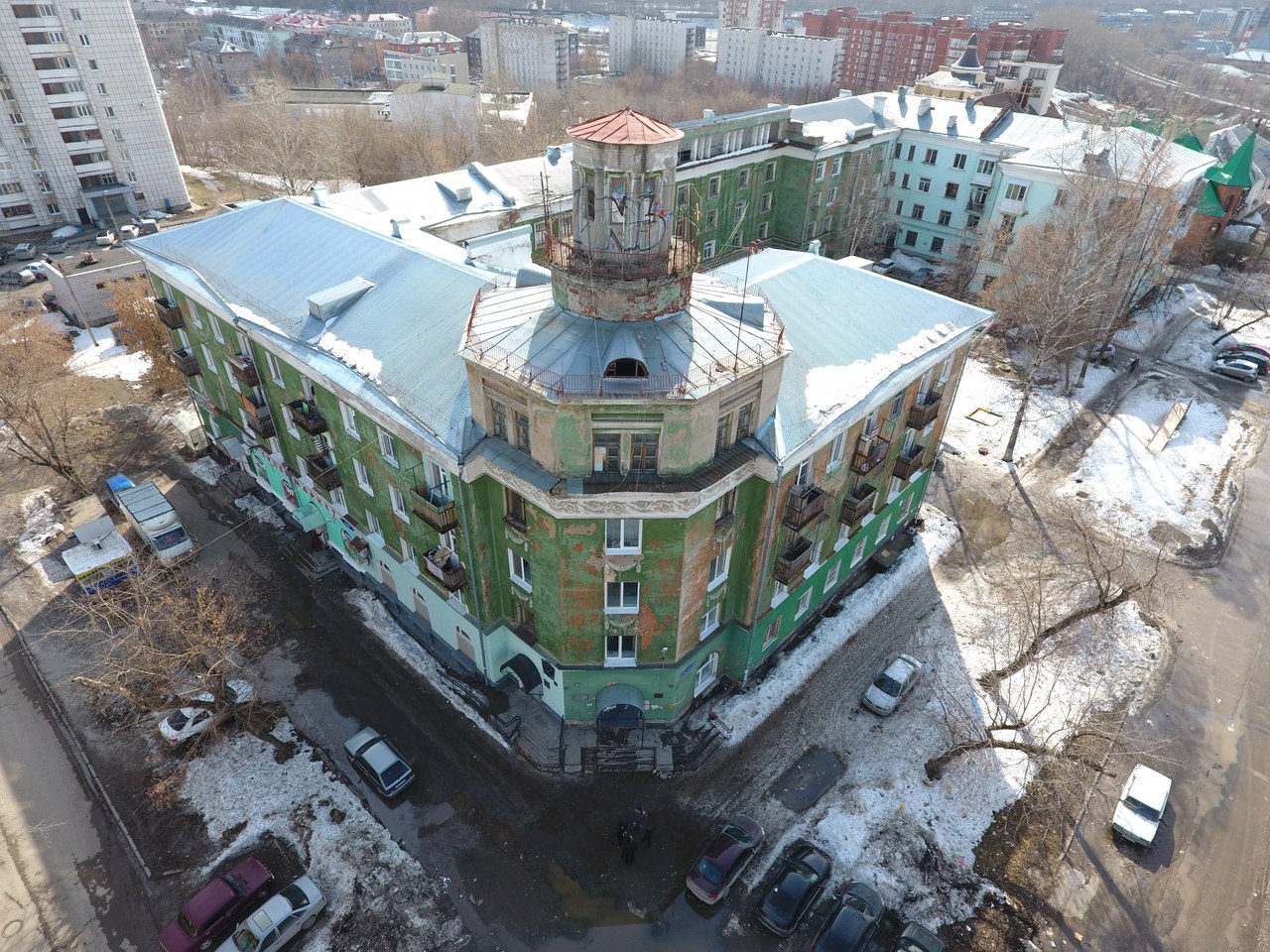 Башня на доме напоминает маяк Башня на доме напоминает маяк