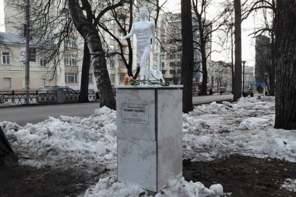 Подобный памятник 100 лет назад в Москве воздвиг себе сам поэт Подобный памятник 100 лет назад в Москве воздвиг себе сам поэт