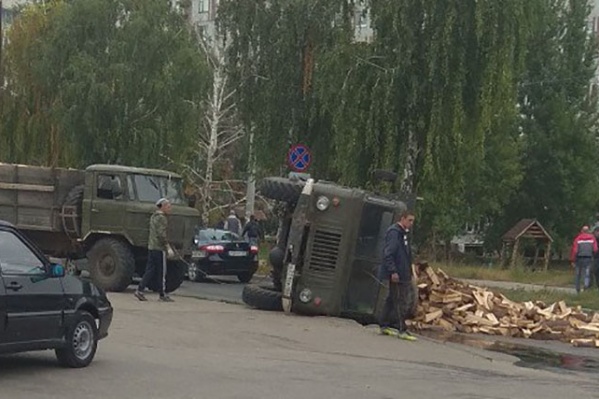 Большегруз опрокинулся на бок Большегруз опрокинулся на бок