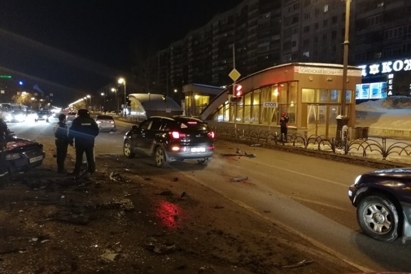 Двум пассажиркам автомобиля такси понадобилась помощь врачей Двум пассажиркам автомобиля такси понадобилась помощь врачей