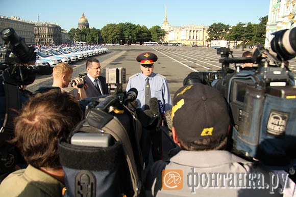 14.07.2011 г. Новый начальник ГУ МВД по Санкт-Петербургу и Ленинградской области Михаил Суходольский провел на Дворцовой площади первый после своего вступления в должность строевой смотр подразделения общественного порядка ГУ