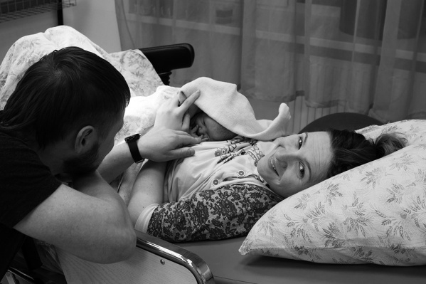 Тимофей и Мария на протяжении всех родов держались за руки.
Тимофей и Мария на протяжении всех родов держались за руки.