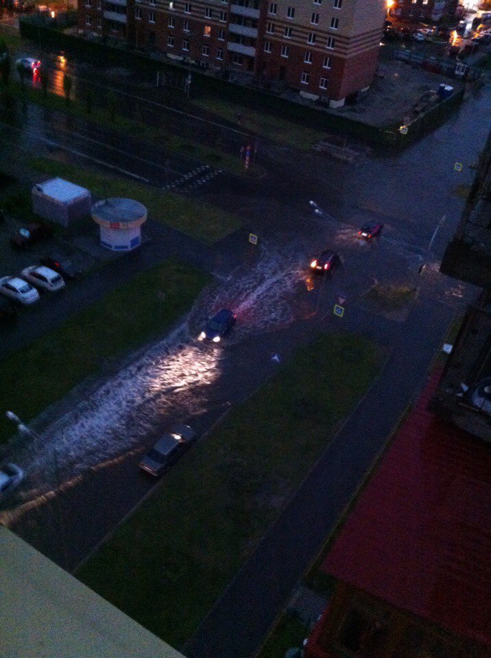 Часть улицы затопило